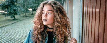 Ragazza dai capelli ricci