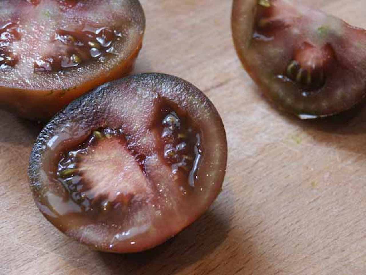 Pomodoro nero tagliato a metà