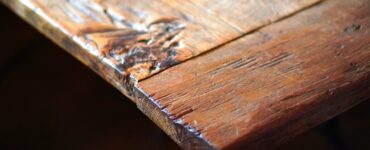 Vecchio tavolo di legno