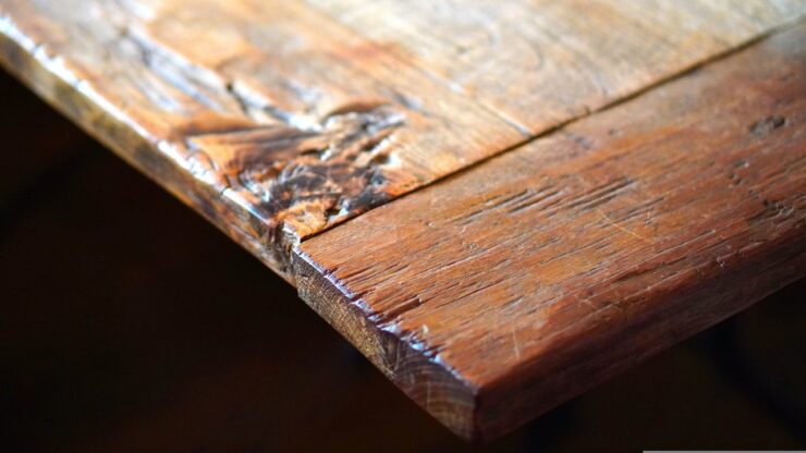 Vecchio tavolo di legno