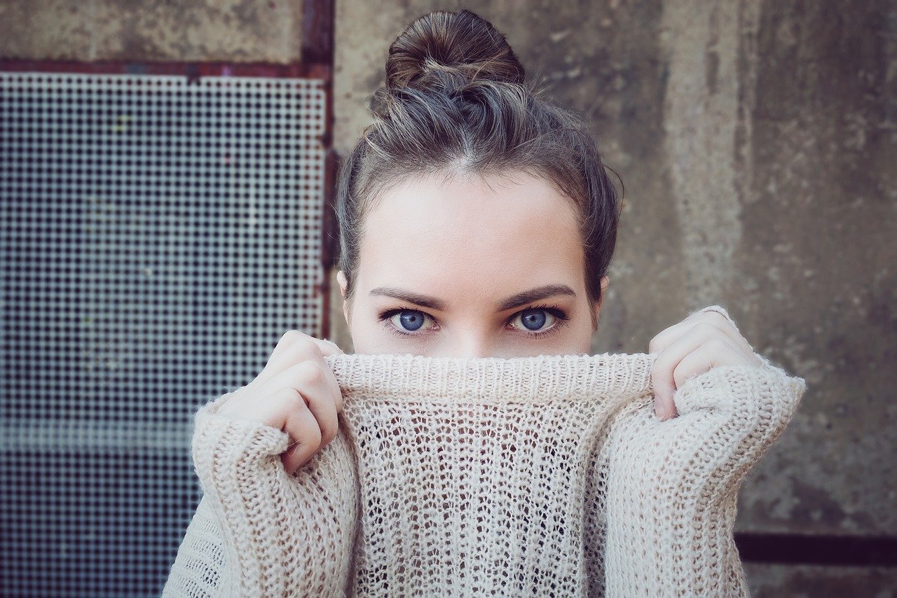 Ragazza che indossa un maglione