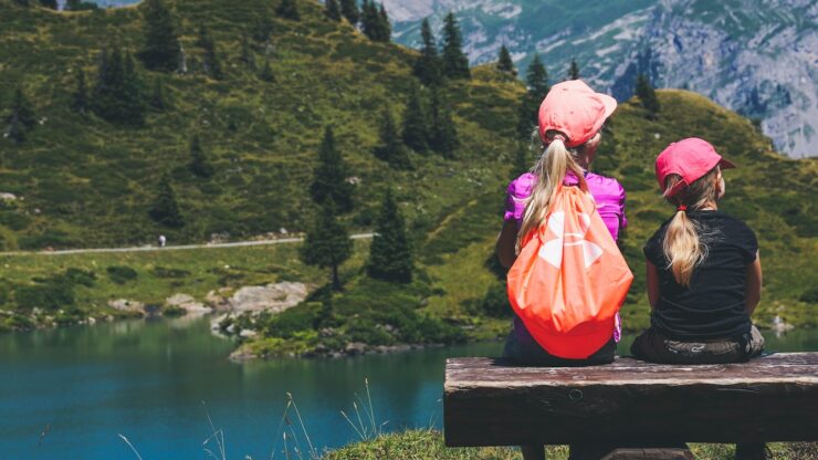 Bambini in mezzo alla natura