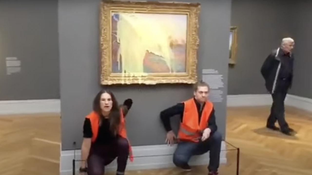 Il Pagliaio di Monet imbrattato di purè di patate