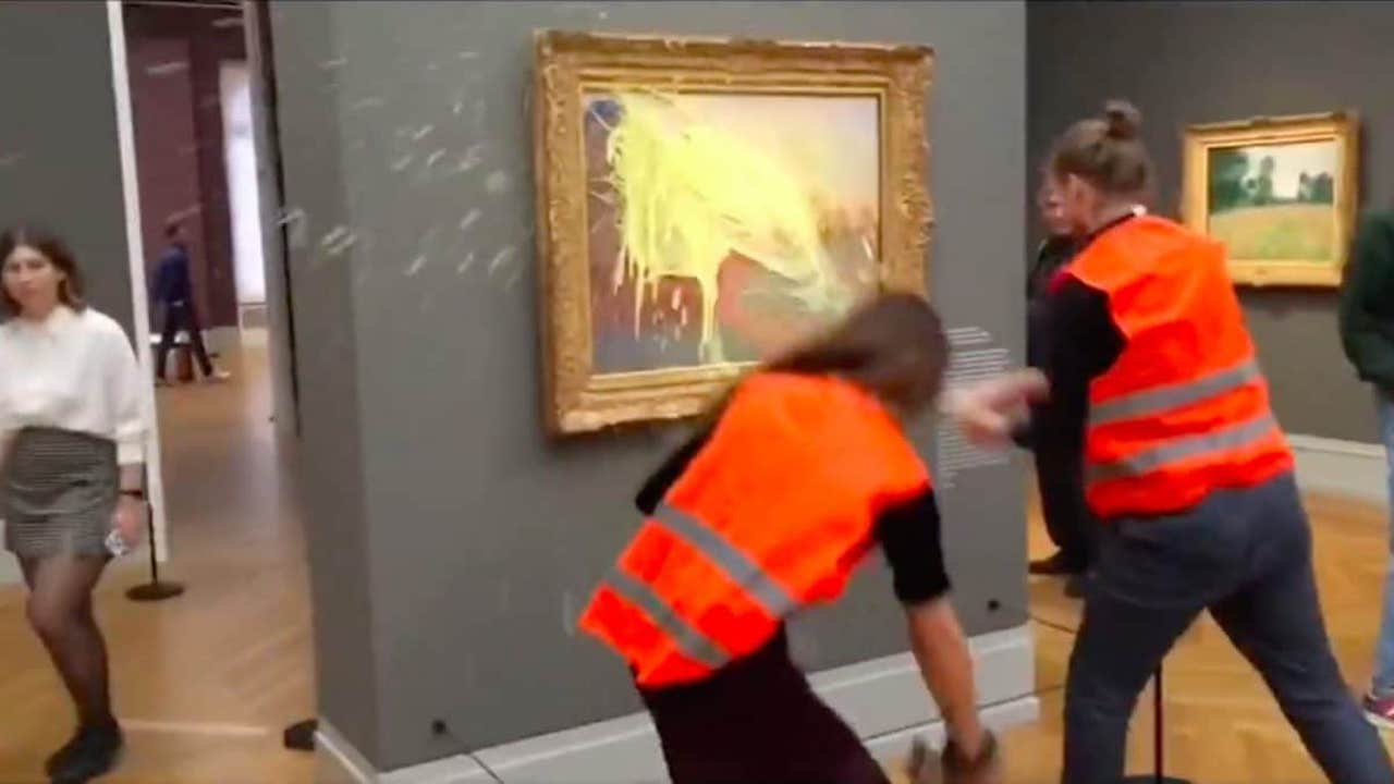 Purè di patate lanciato contro quadro Monet