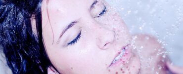 Donna sotto la doccia