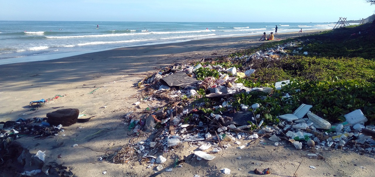 Montagne di rifiuti sulla spiaggia