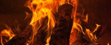 camino a legna con fuoco