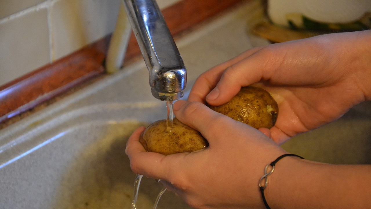 Patate sotto l'acqua