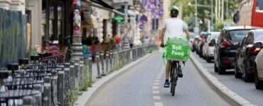 Strada con pista ciclabile e cordolo