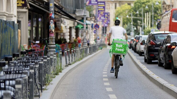 Strada con pista ciclabile e cordolo