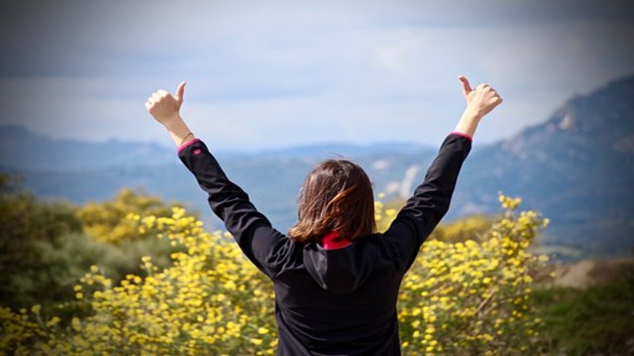 RAGAZZA NELLA NATURA