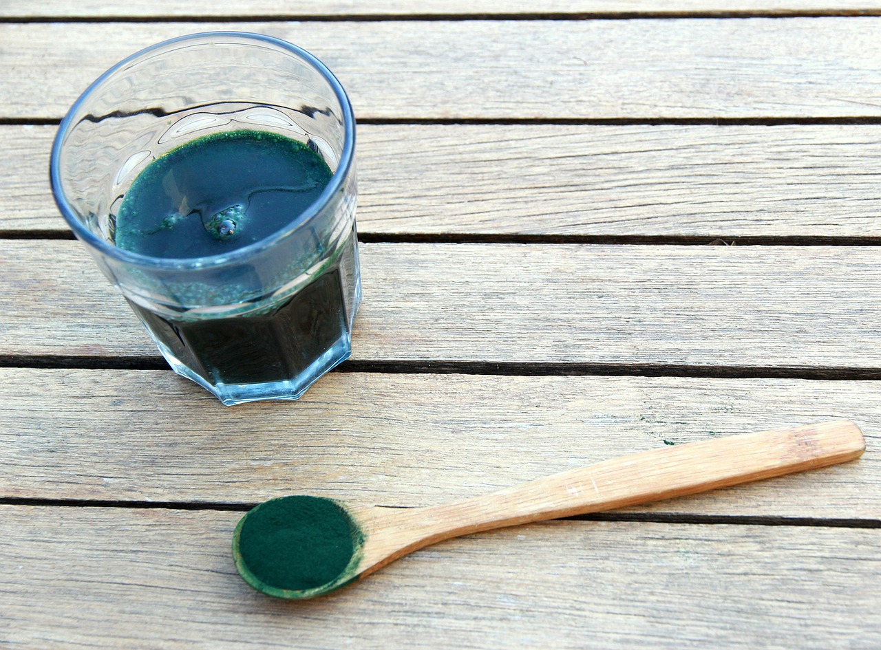 Bicchiere e cucchiaio di Spirulina