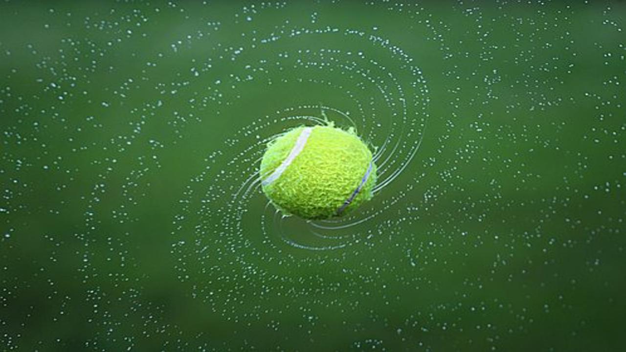 pallina da tennis bagnata