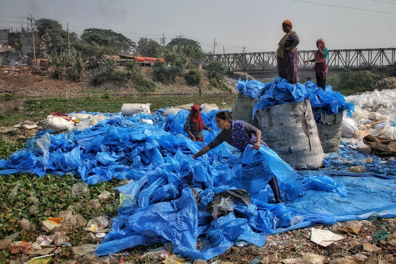 frammenti di plastica povertà