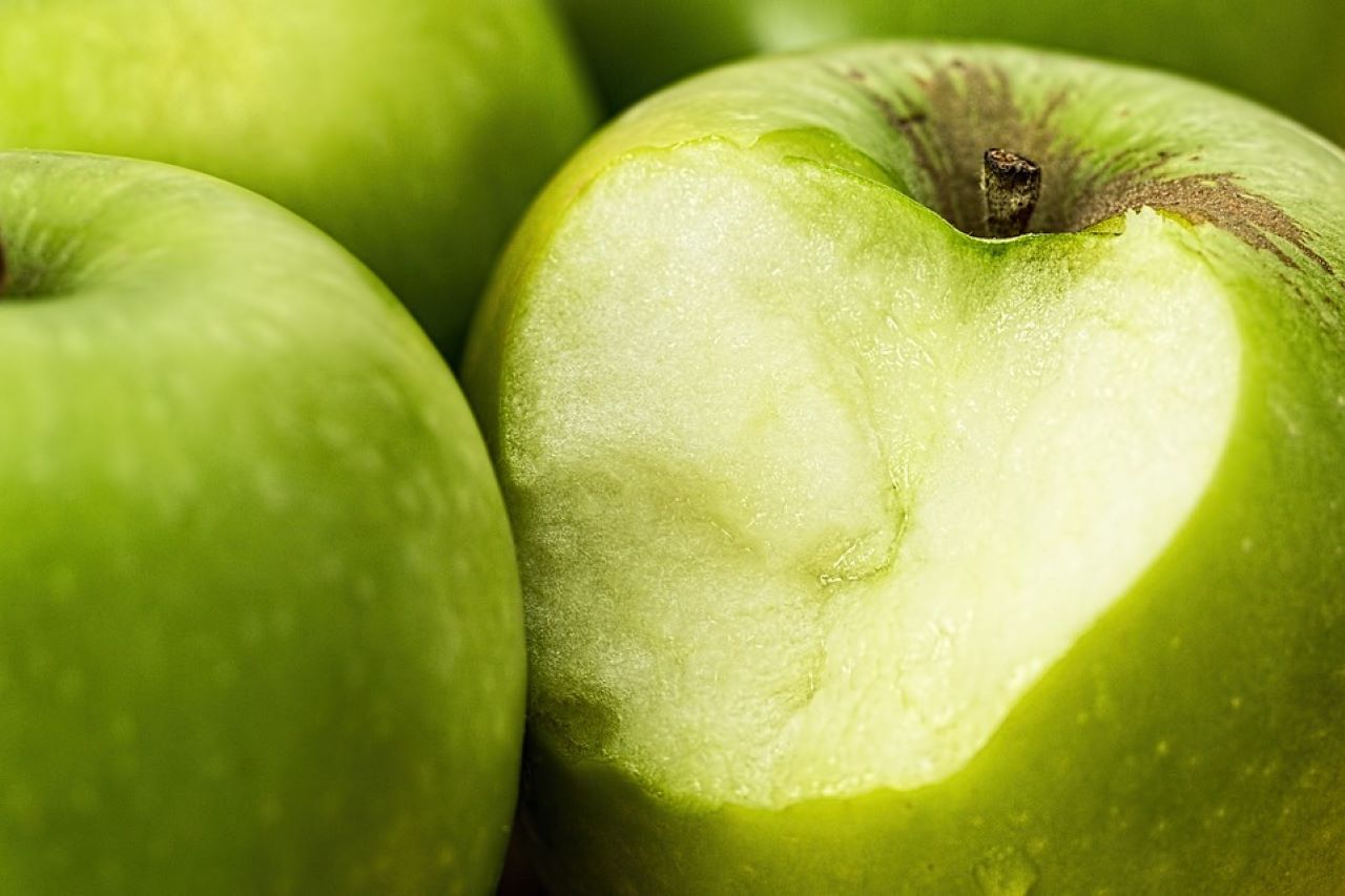 frutta con o senza buccia mela mangiata