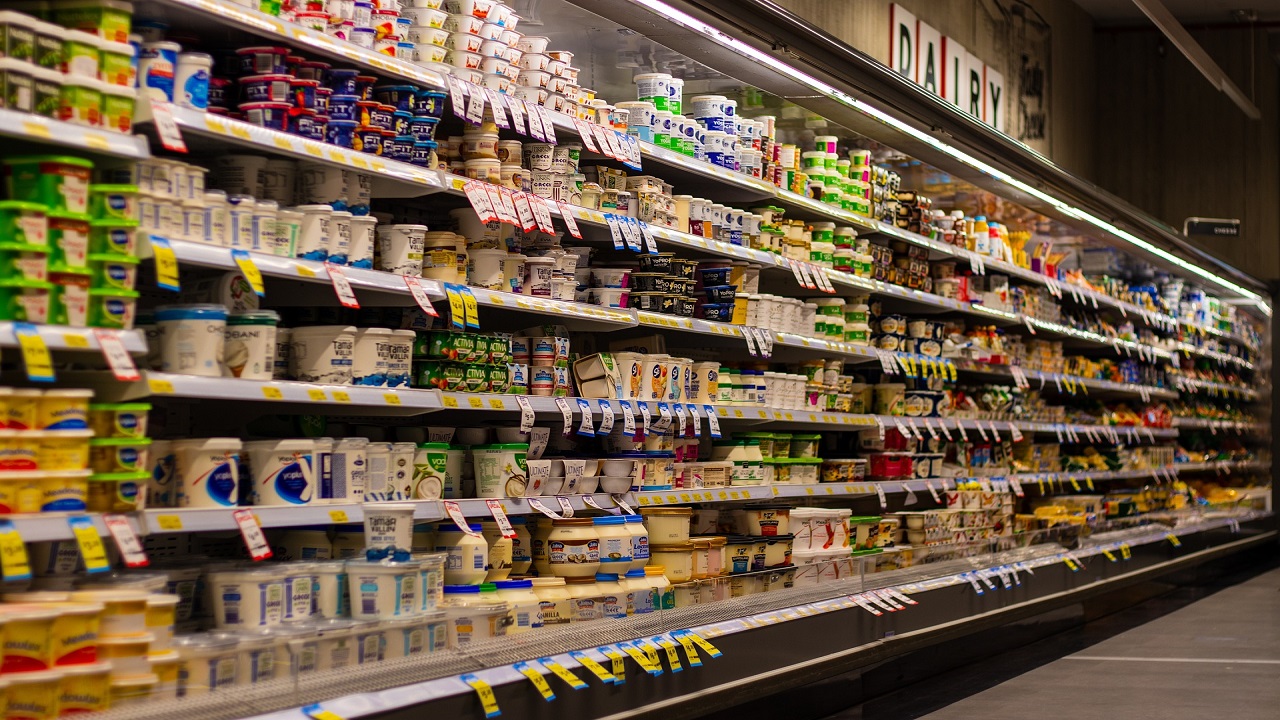 Yogurt negli scaffali del supermercato