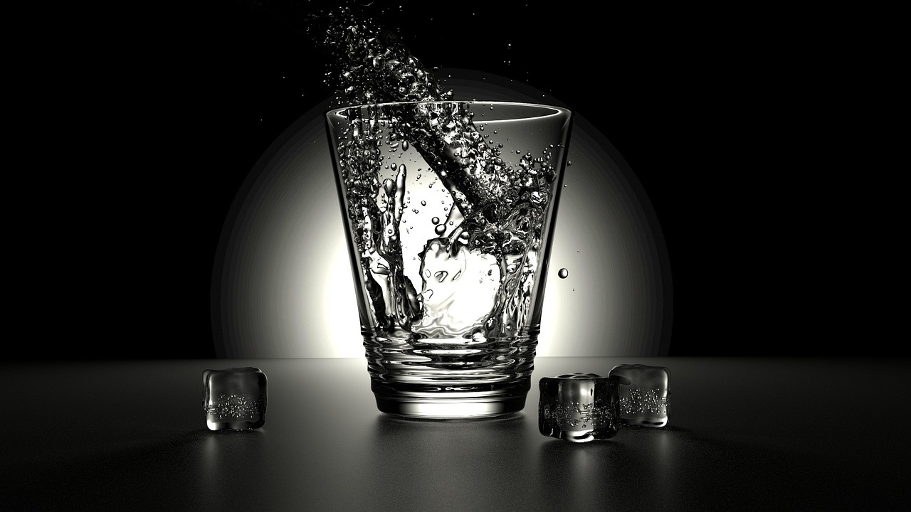 Riempire bicchiere con acqua
