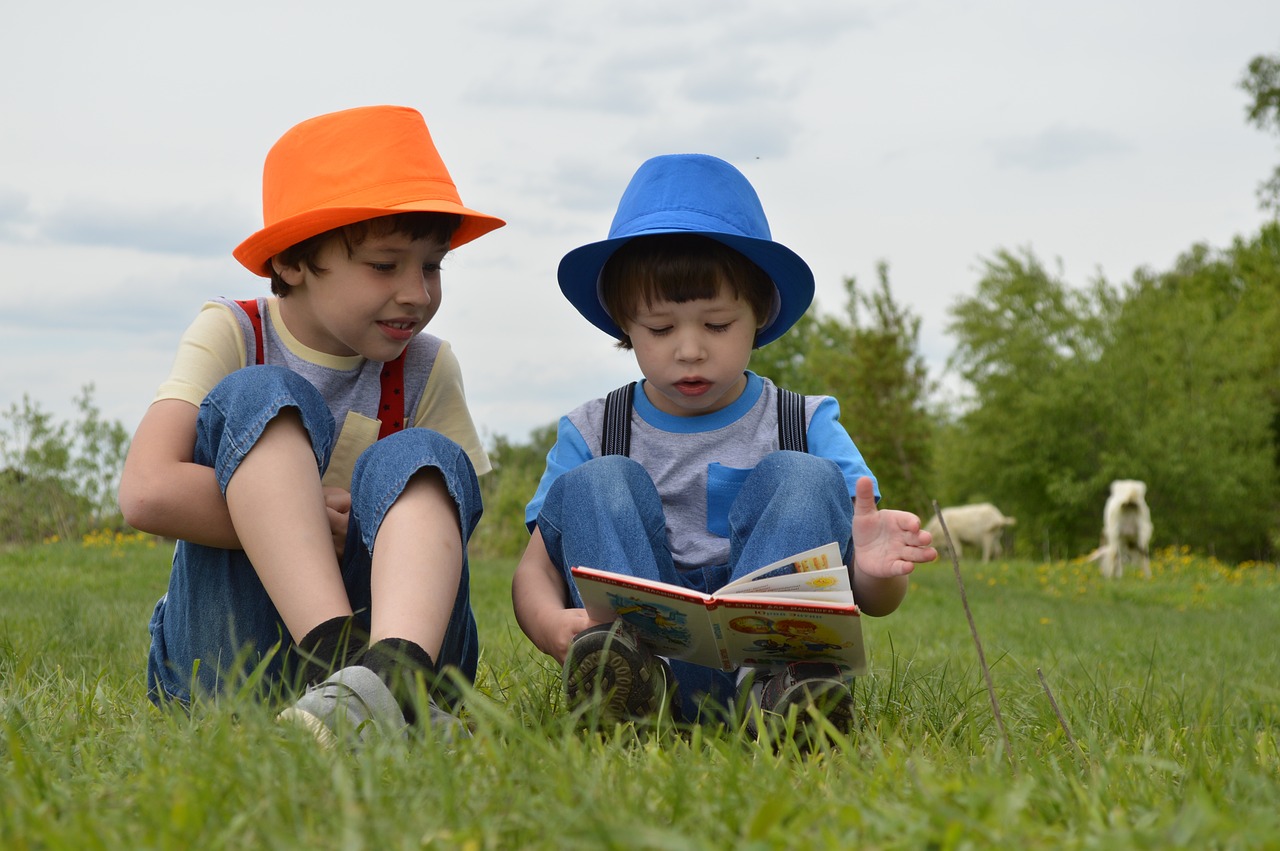 Due bambini sul prato