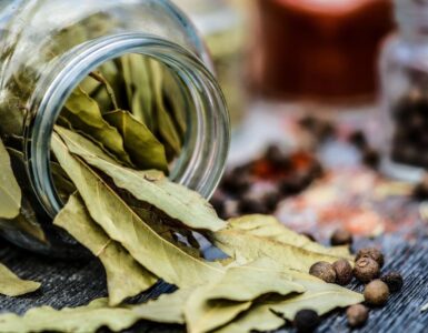 Barattolo rovesciato con foglie di alloro