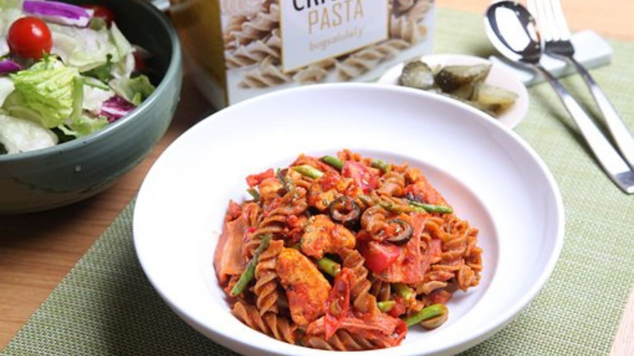 pasta con salsa di pomodoro e insetti