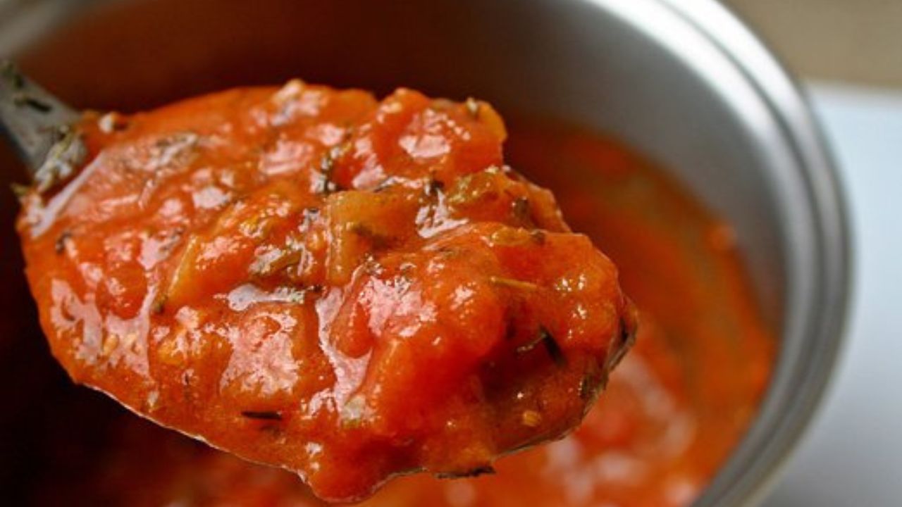 salsa di pomodoro con insetti