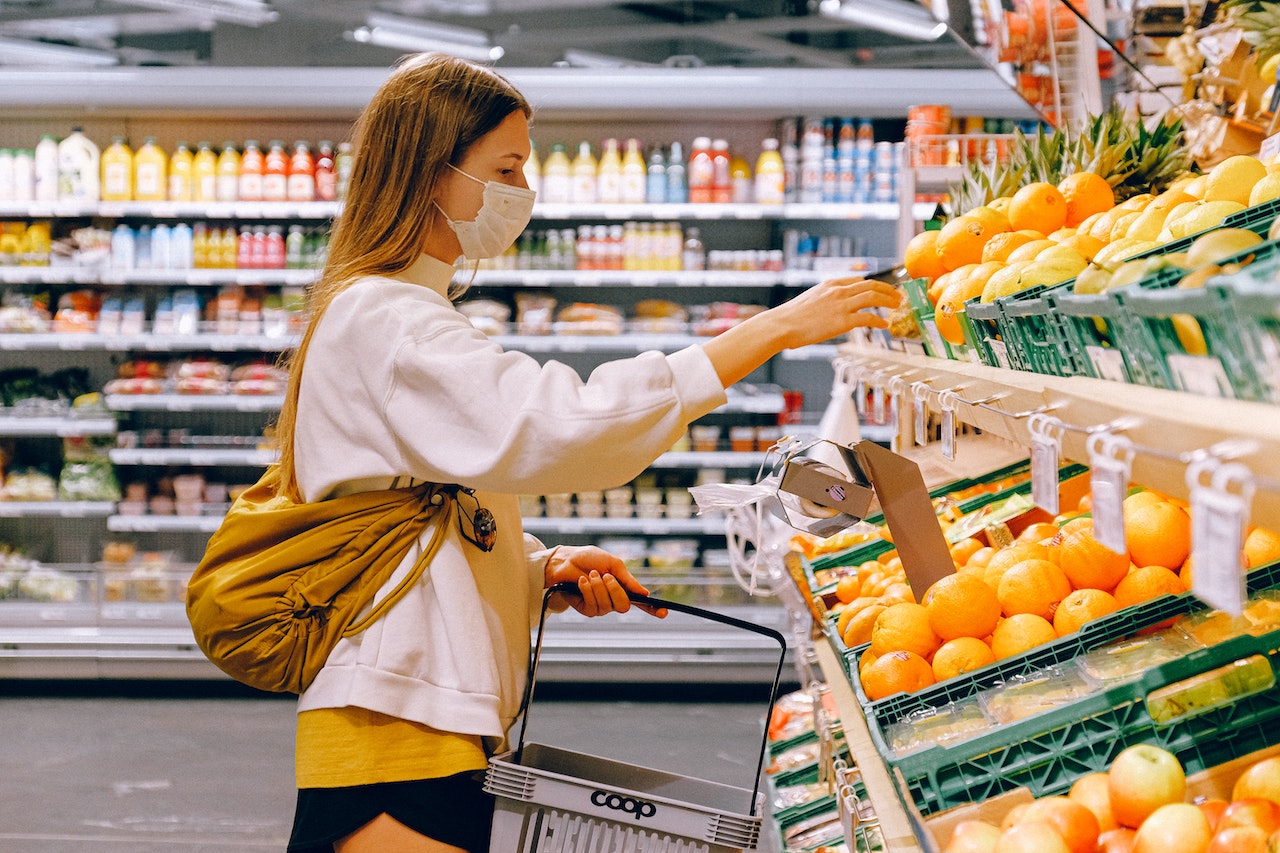 Donna al supermercato