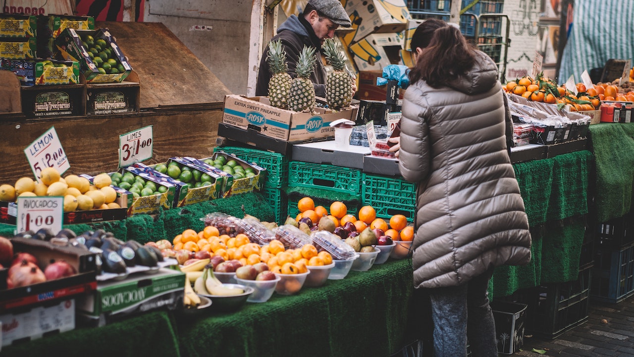 Donna al banco della frutta