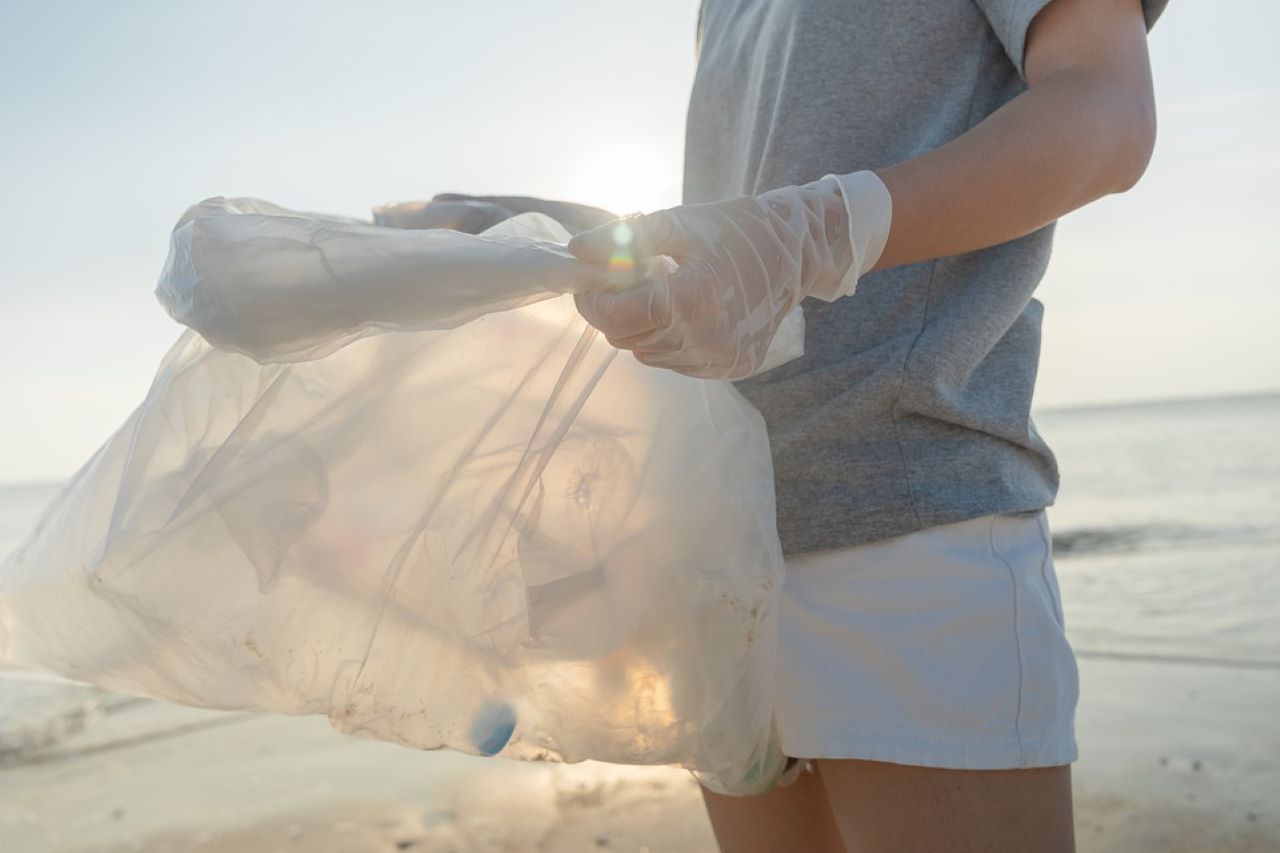 dischi di plastica pulizia spiagge