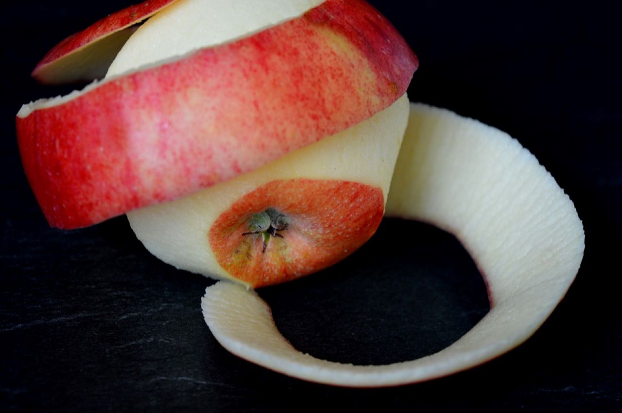 piano cottura pulizia con bucce di mela