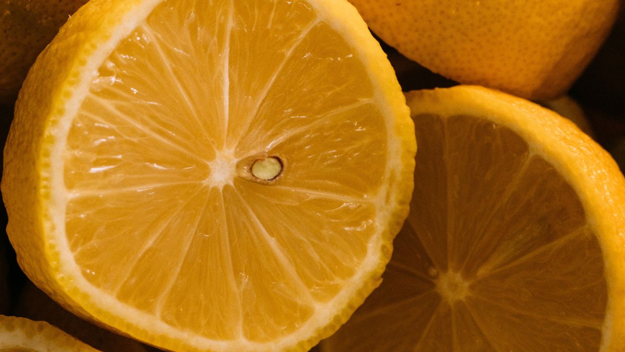 Limoni tagliati a metà