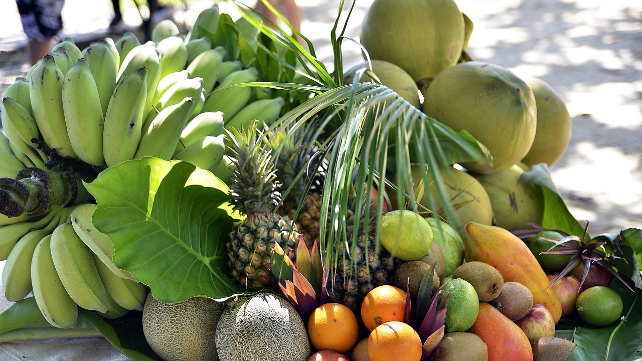 frutta esotica in spiaggia