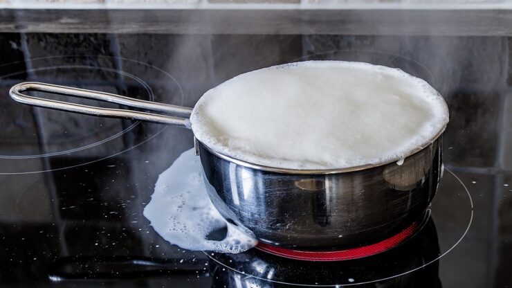 Acqua che bolle e sporca la cucina