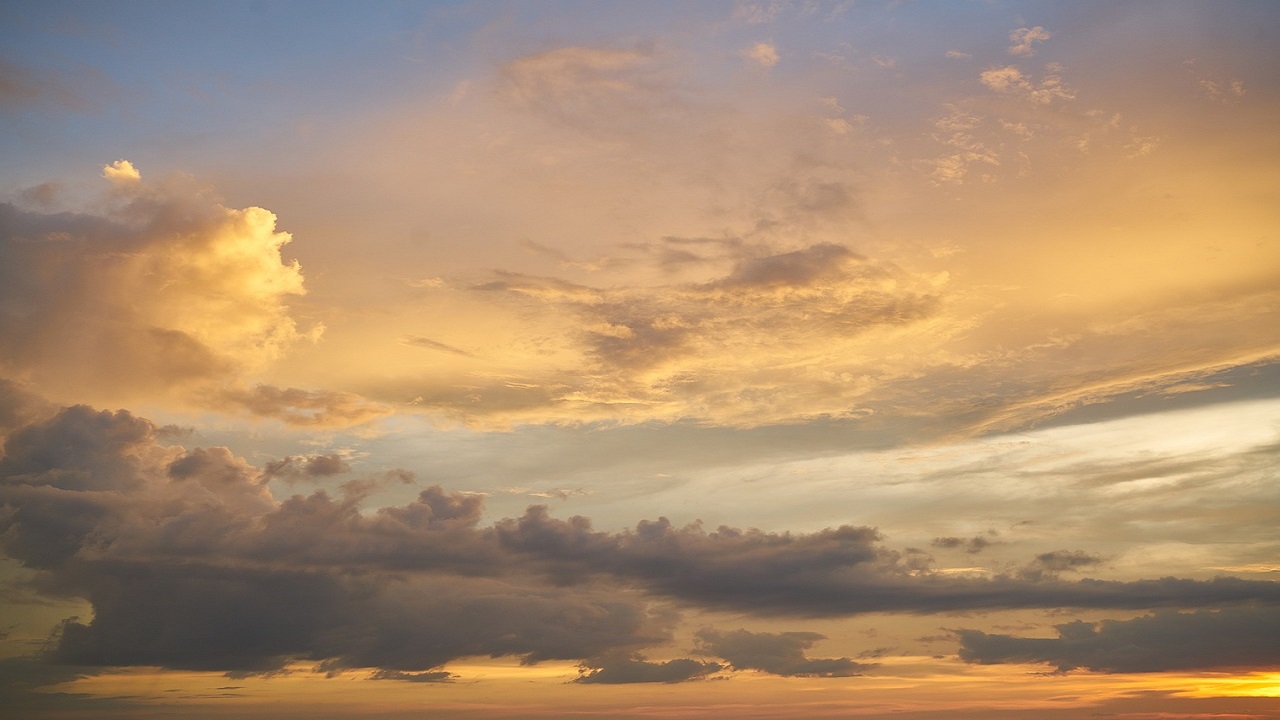 Cielo giallo, strati nuvole 