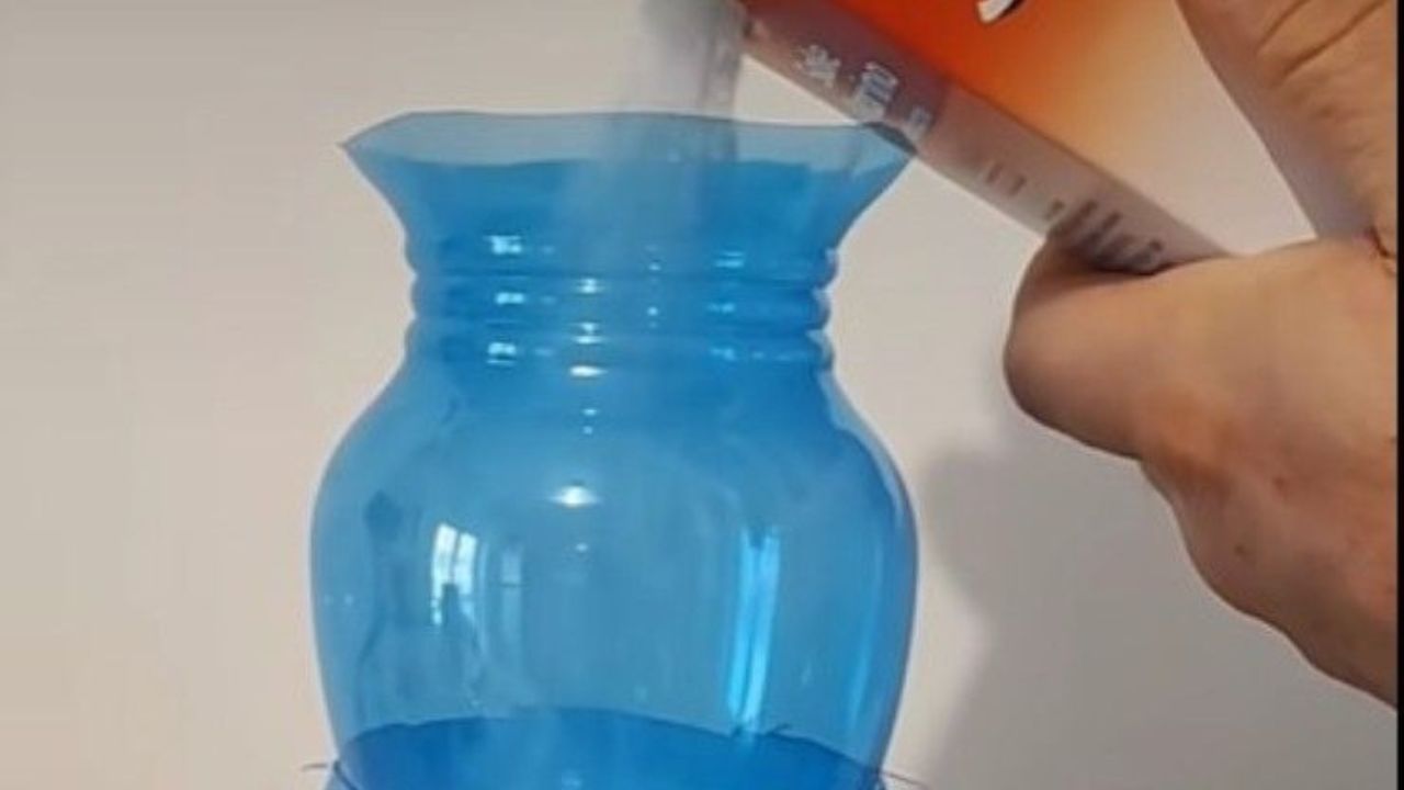 Versare sale nella bottiglia