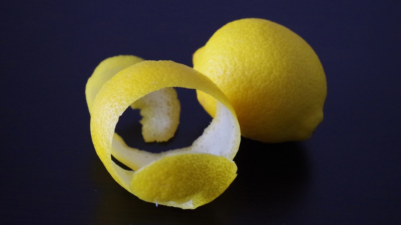 sbucciare limone