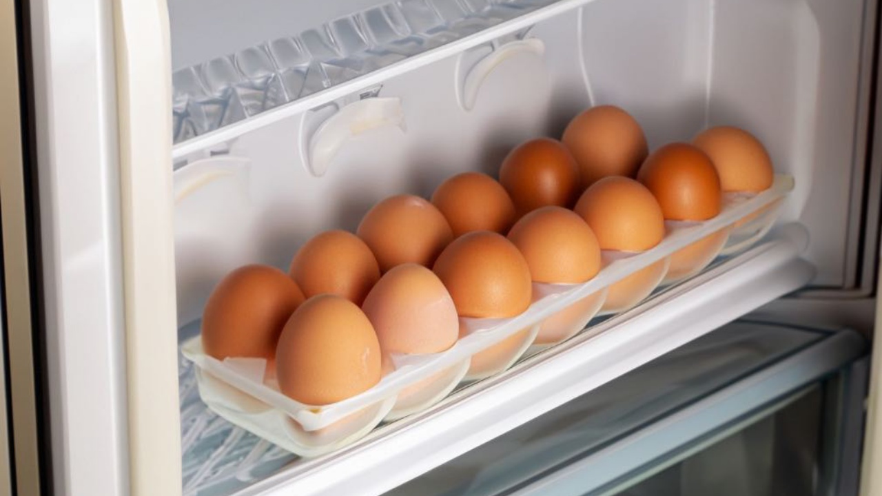 Se conservi le uova in frigo, non dovresti MAI metterle in questa parte:  porta solo a grandi sprechi